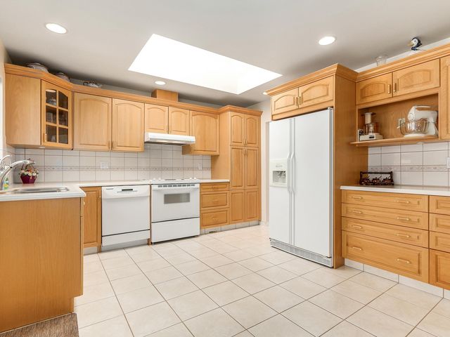 64676 at 834 16th Street E, North Vancouver