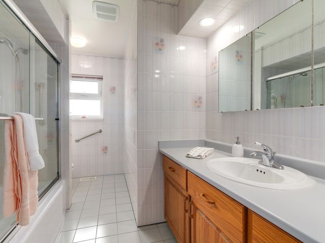 64689 at 834 16th Street E, North Vancouver