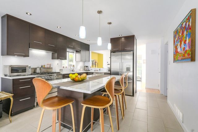 66122 at 256 5th Street W, North Vancouver