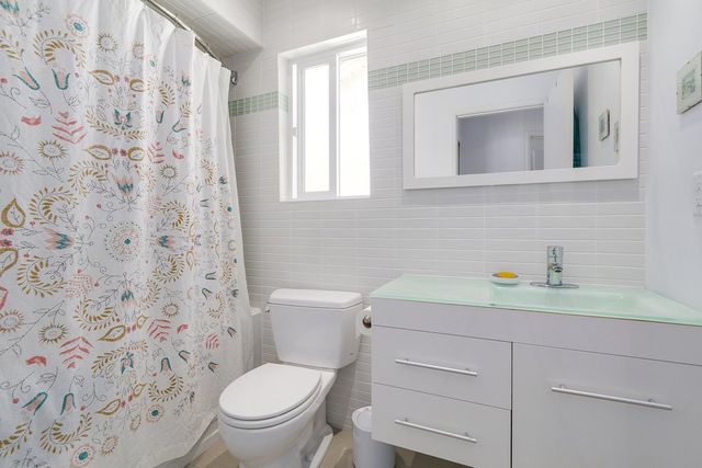 66155 at 256 5th Street W, North Vancouver