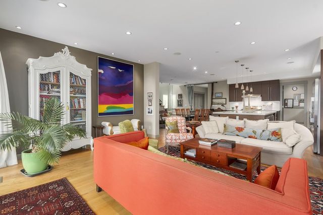 66659 at 425 16th Street E, North Vancouver