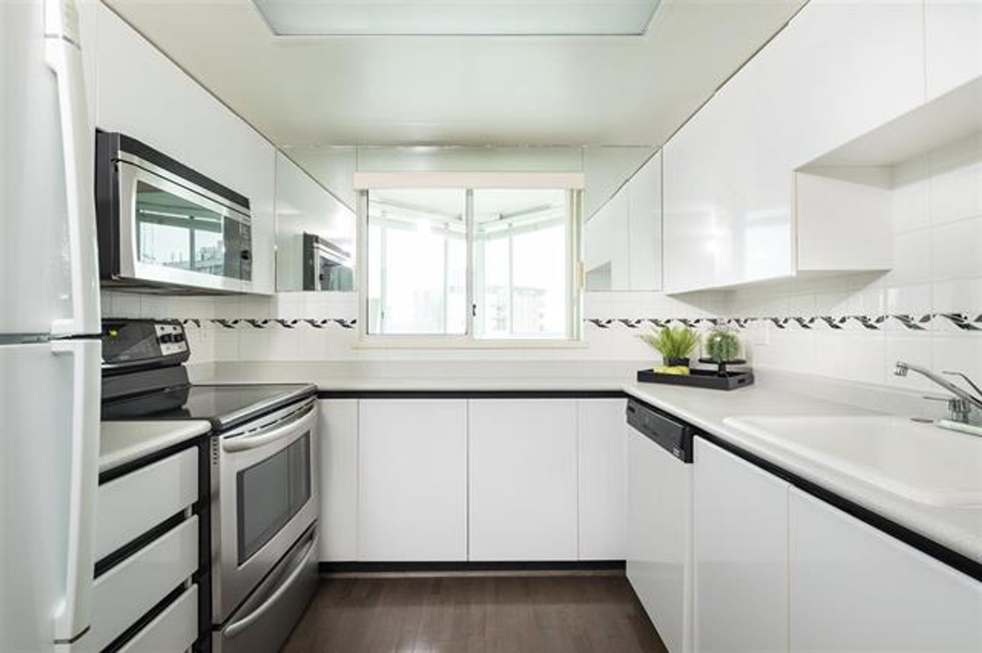 67384 at 1502 - 130 2nd Street E, North Vancouver