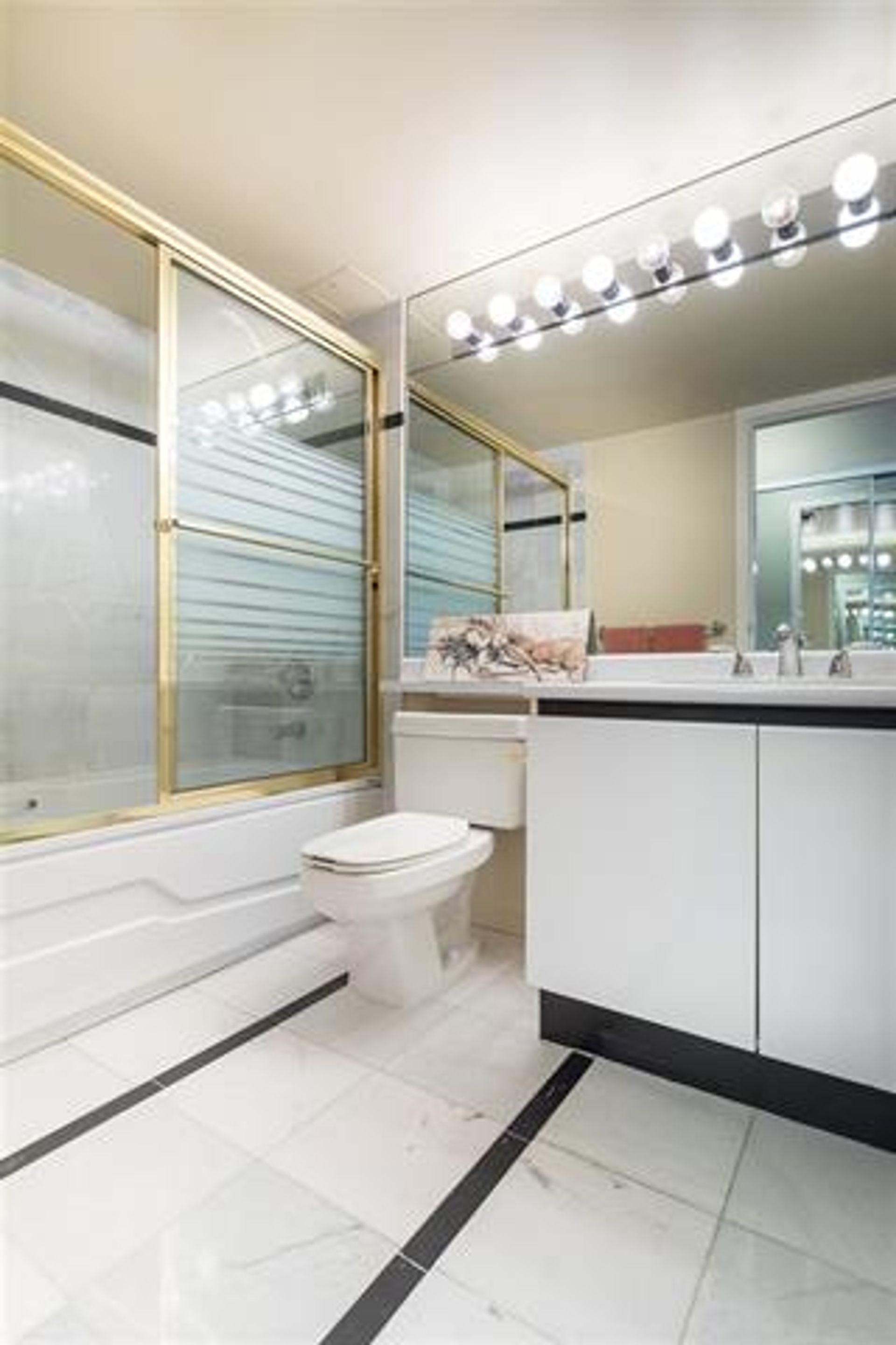 67395 at 1502 - 130 2nd Street E, North Vancouver