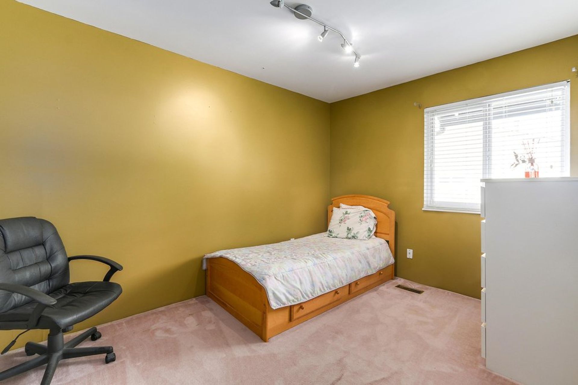 67595 at 2365 Mountain Highway, North Vancouver