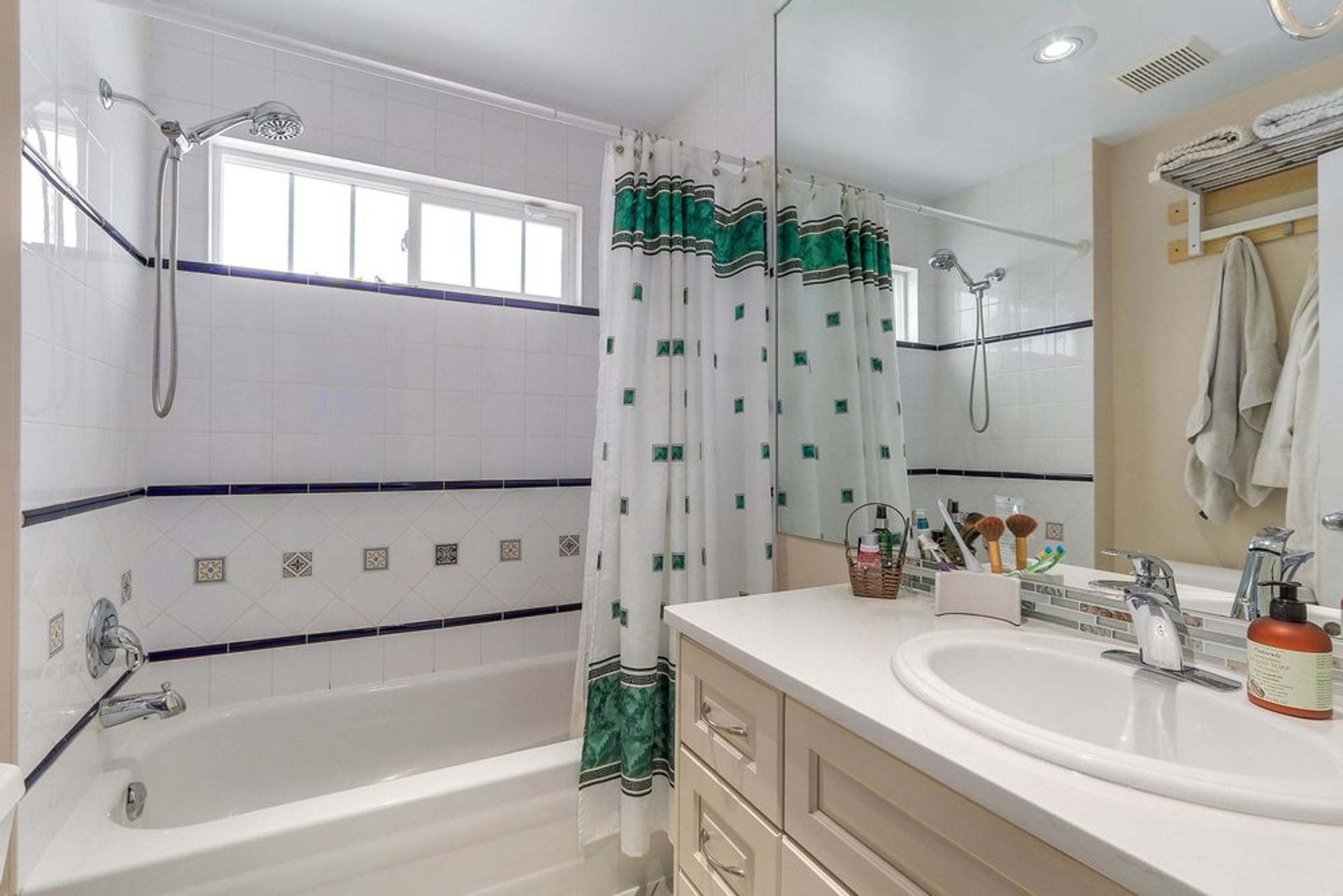 67692 at 3 - 1940 Chesterfield Avenue, North Vancouver