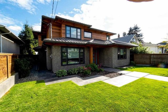 68933 at 423 14th Street E, North Vancouver