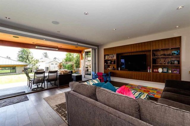 68944 at 423 14th Street E, North Vancouver