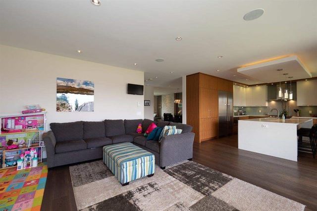 68950 at 423 14th Street E, North Vancouver