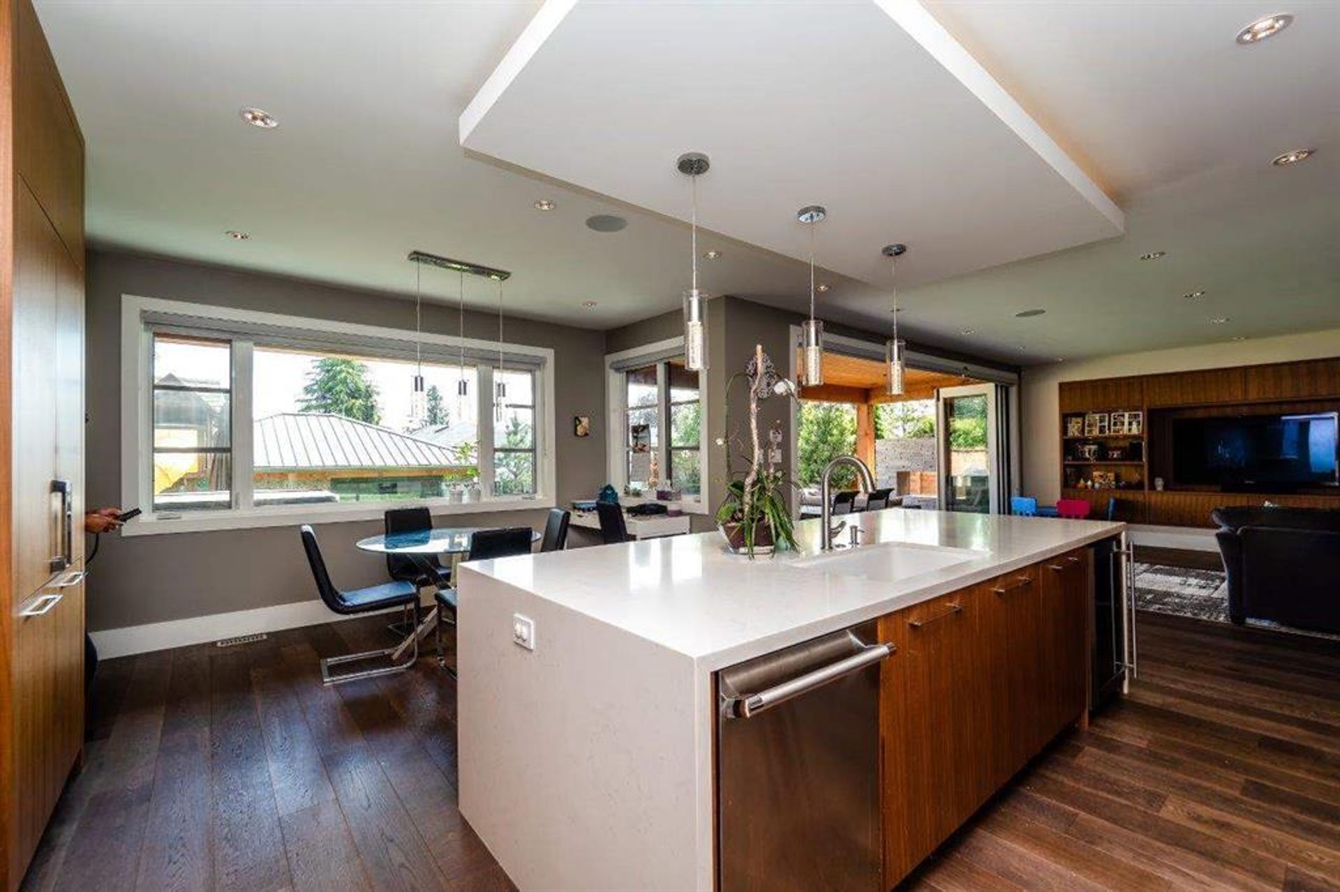 68963 at 423 14th Street E, North Vancouver