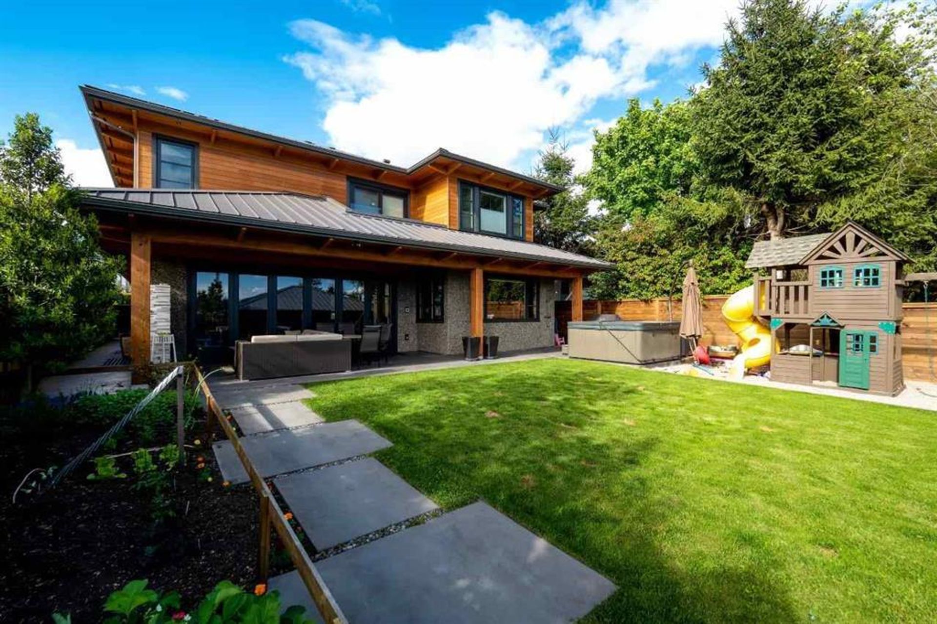 68972 at 423 14th Street E, North Vancouver