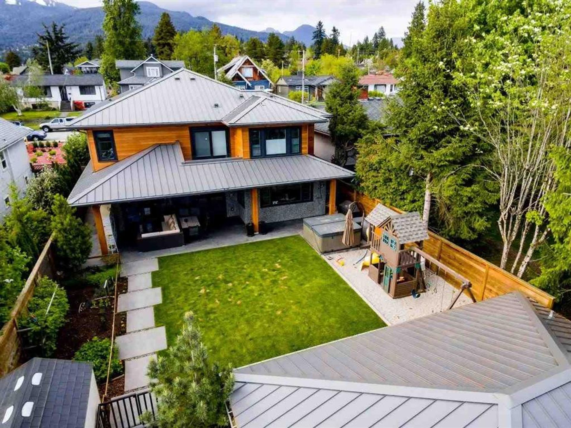 68978 at 423 14th Street E, North Vancouver