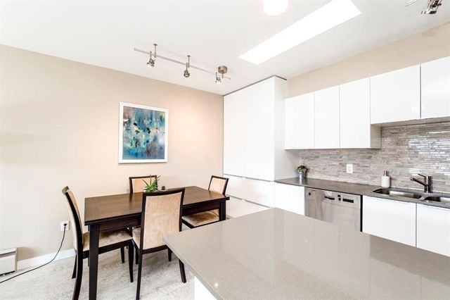 70110 at 306 - 141 18th Street E, North Vancouver