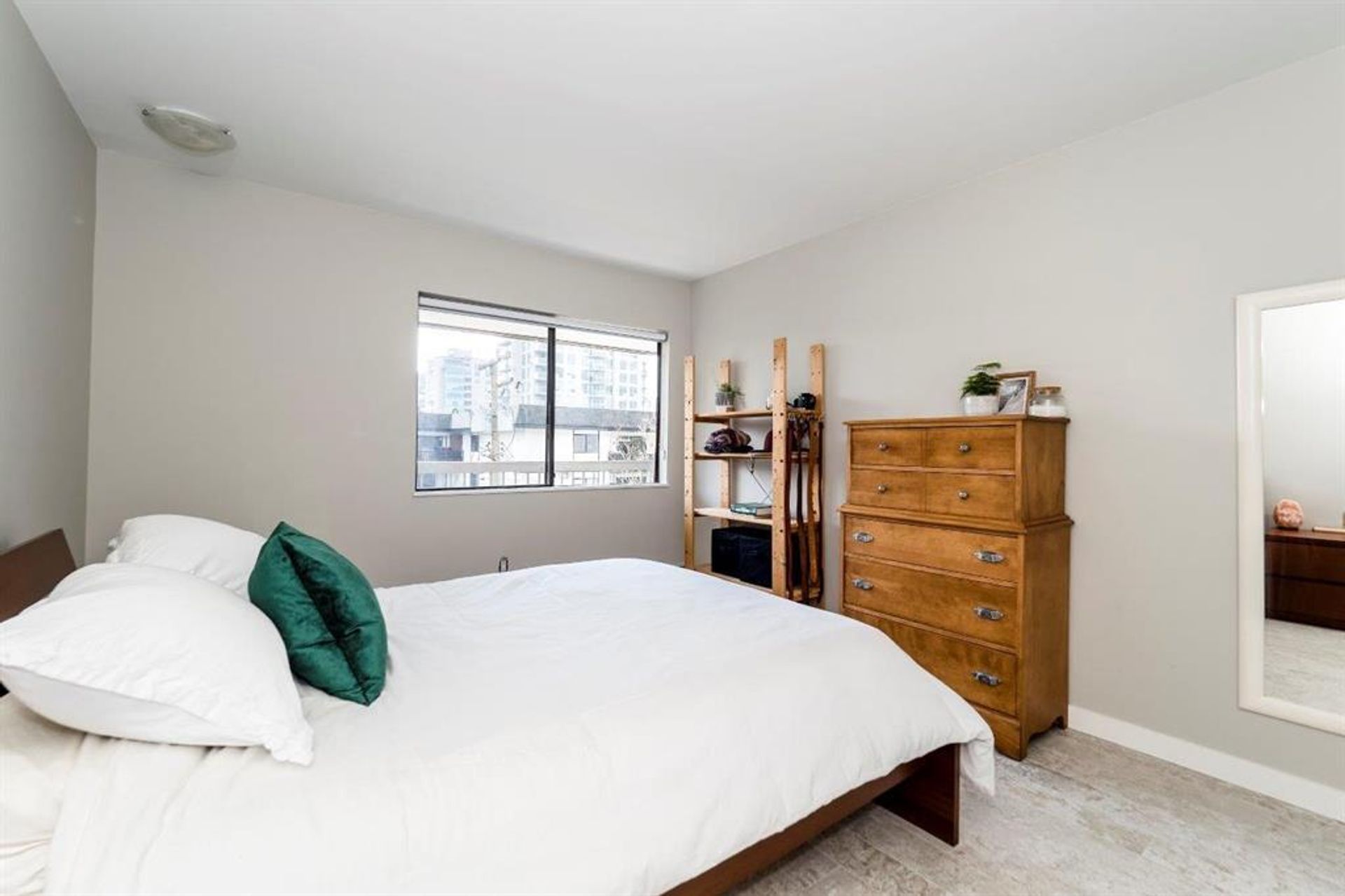 70128 at 306 - 141 18th Street E, North Vancouver