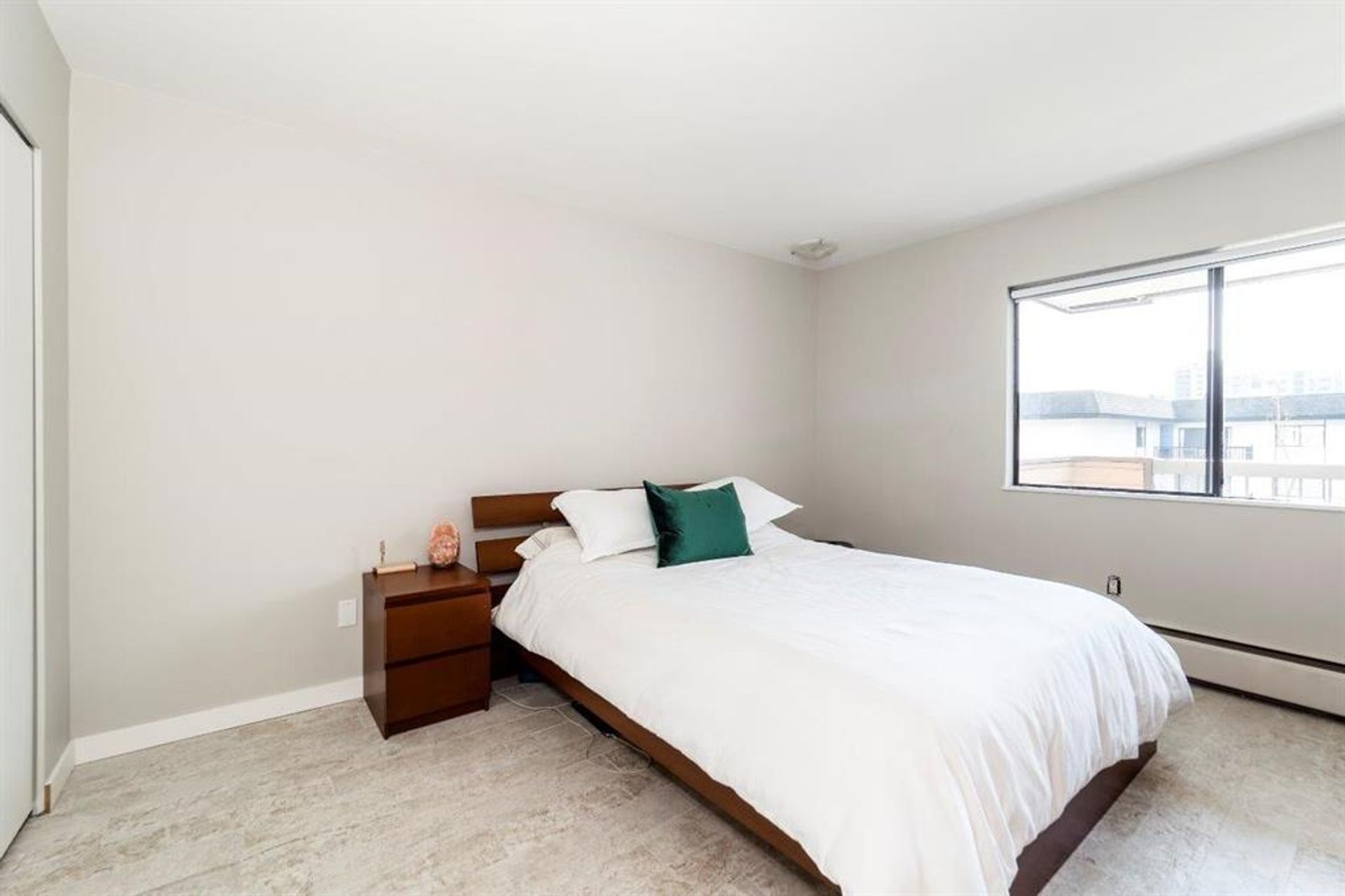 70131 at 306 - 141 18th Street E, North Vancouver