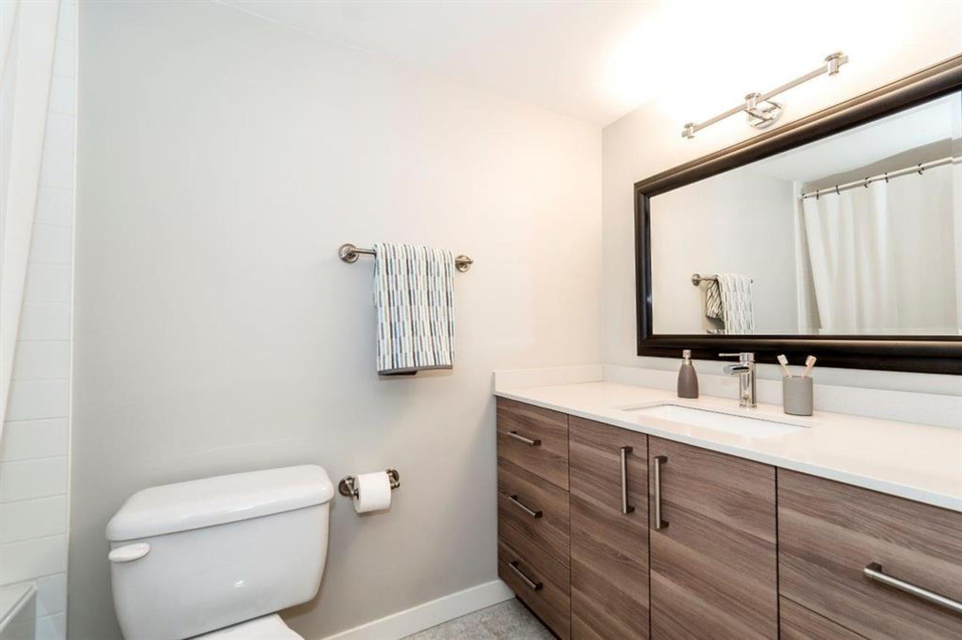 70133 at 306 - 141 18th Street E, North Vancouver