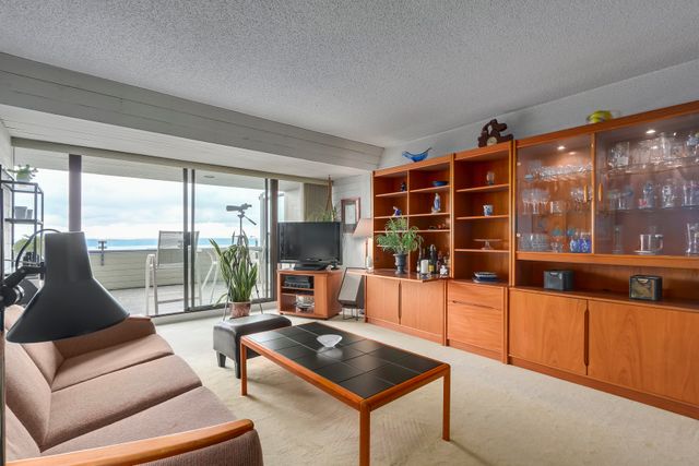 72209 at 2212 Folkestone Way, West Vancouver