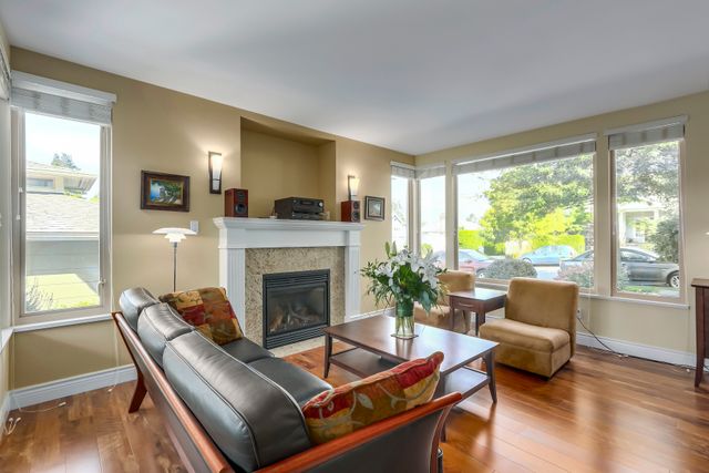 73236 at 307 16th Street W, North Vancouver