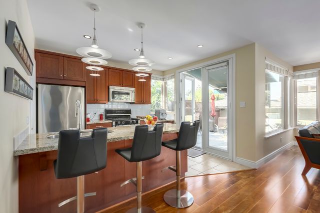 73254 at 307 16th Street W, North Vancouver