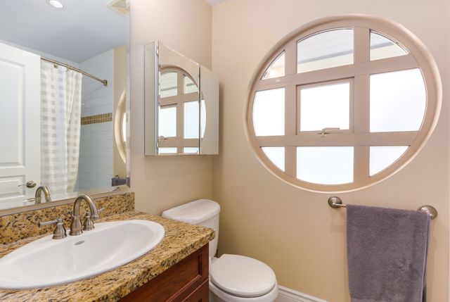 73281 at 307 16th Street W, North Vancouver