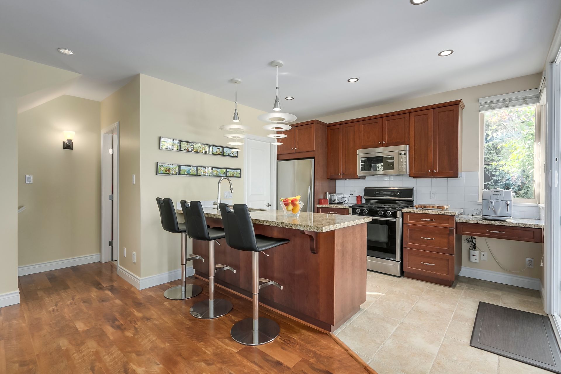 73251 at 307 16th Street W, North Vancouver