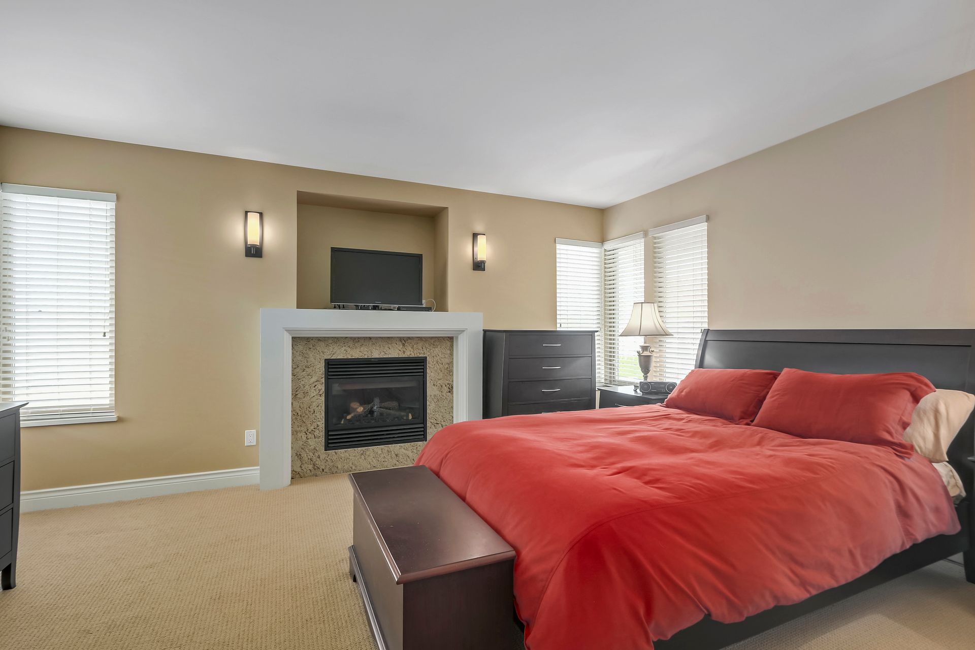 73275 at 307 16th Street W, North Vancouver