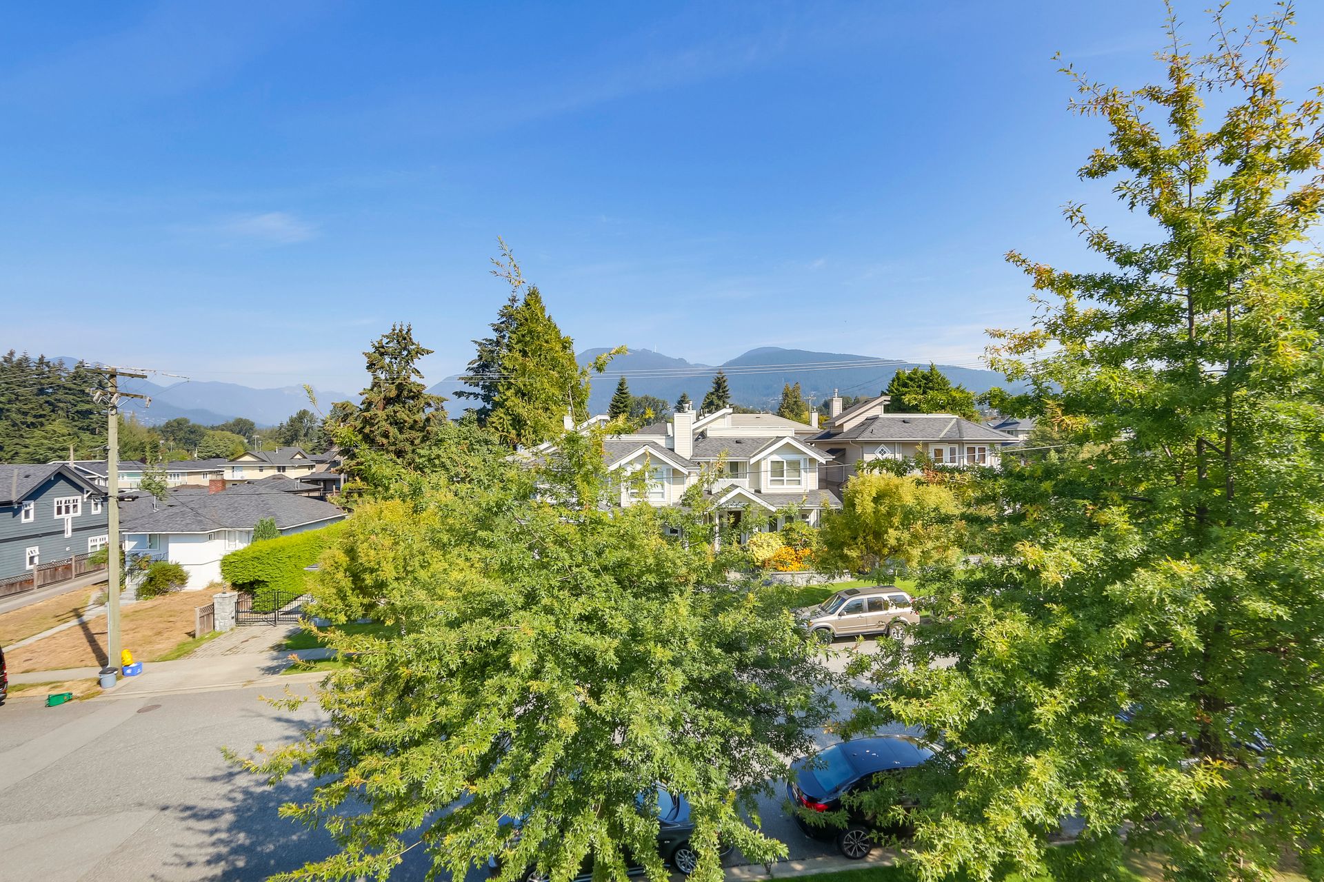 73293 at 307 16th Street W, North Vancouver