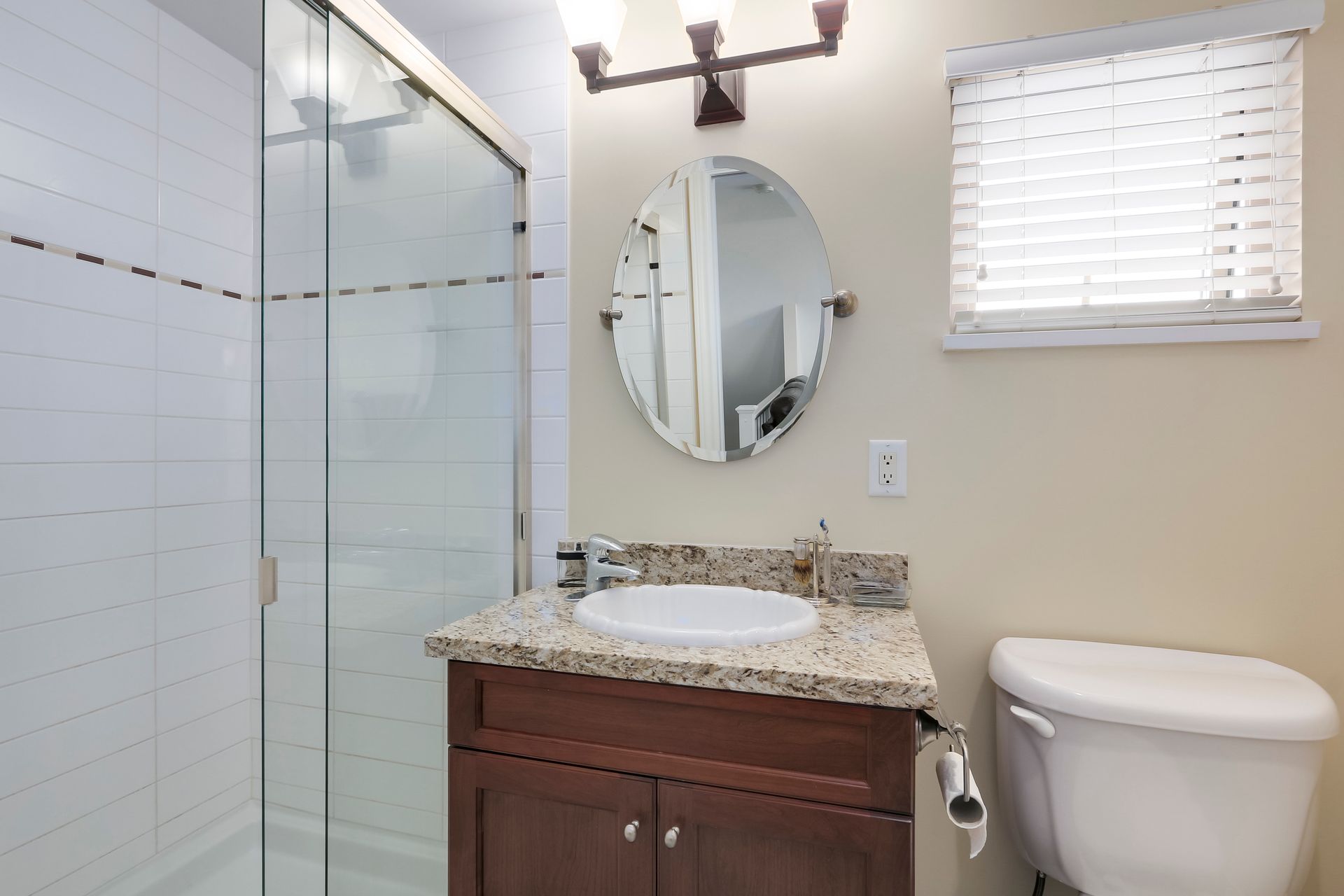 73299 at 307 16th Street W, North Vancouver