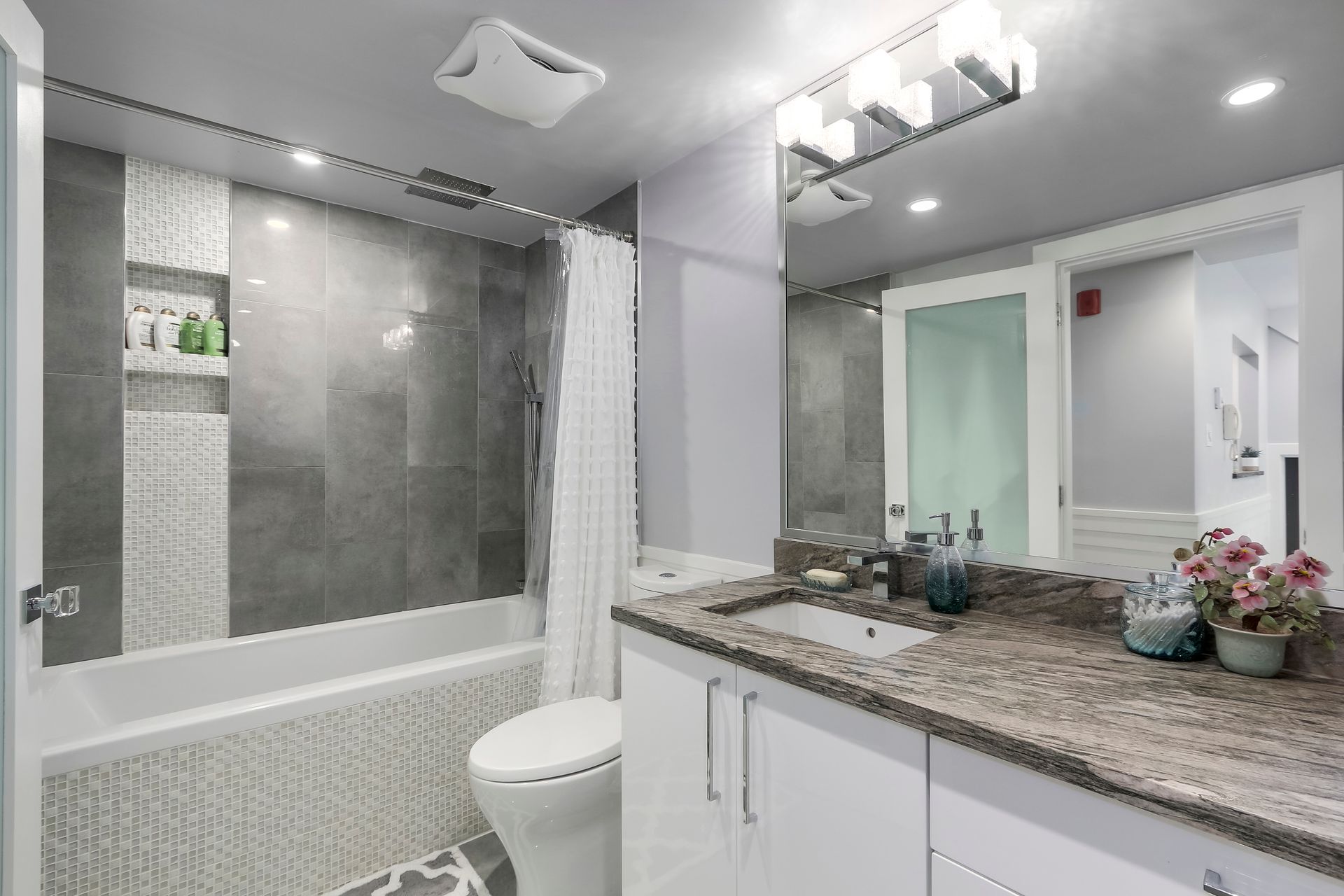 73452 at 303 - 1702 Chesterfield Avenue, North Vancouver