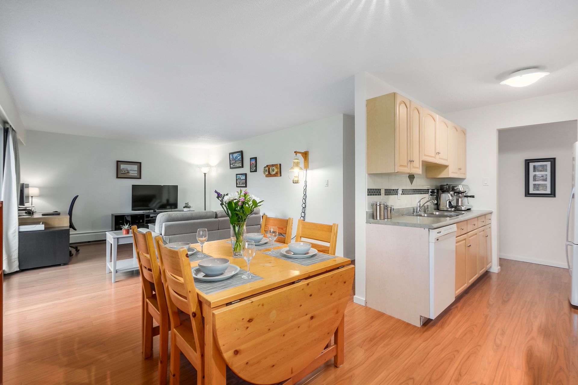 75064 at 209 - 270 3rd Street W, North Vancouver