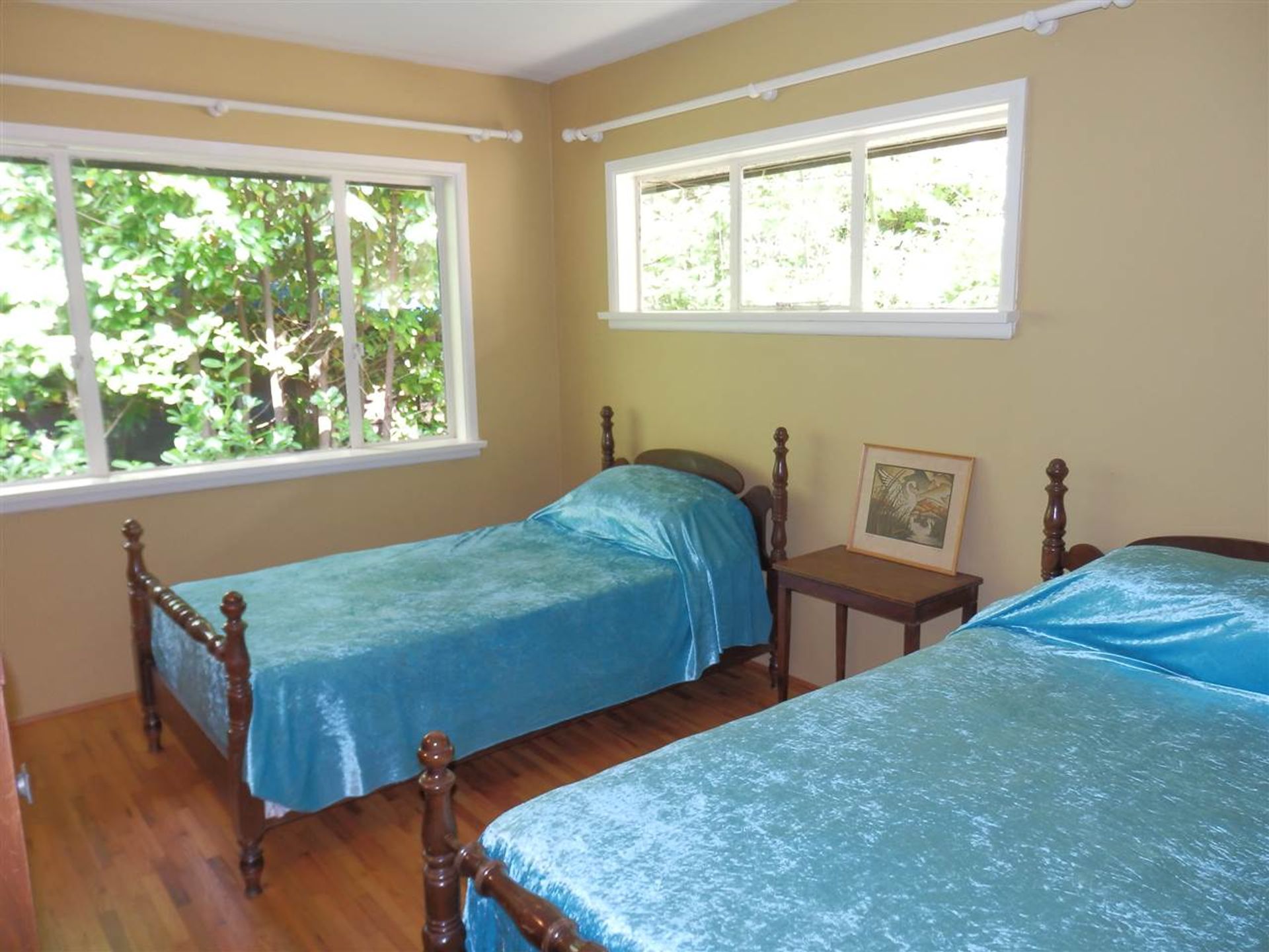 75216 at 3833 Emerald Drive, North Vancouver