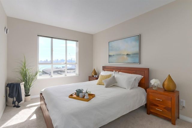 77298 at 305 - 333 1st Street E, North Vancouver