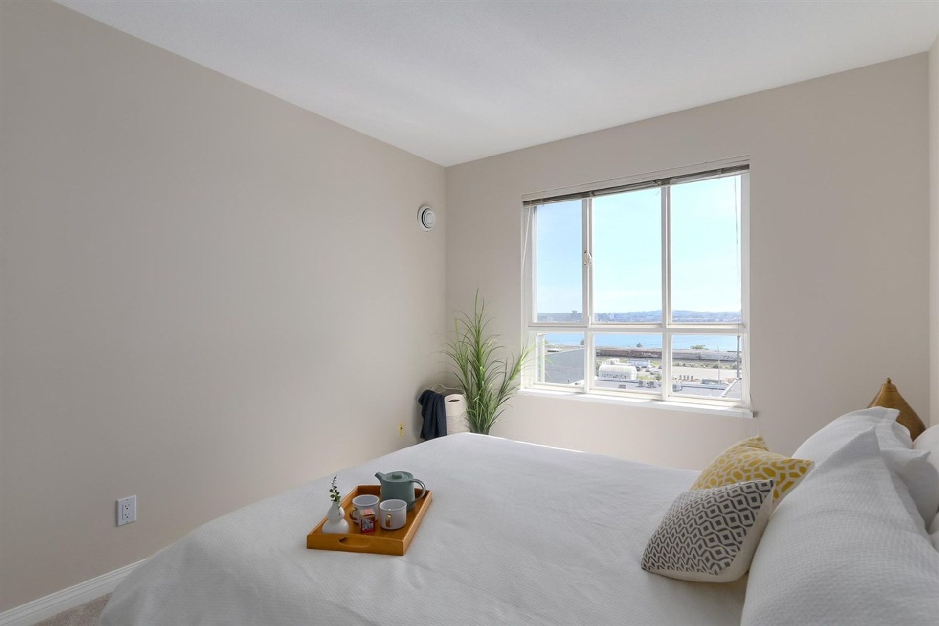 77302 at 305 - 333 1st Street E, North Vancouver