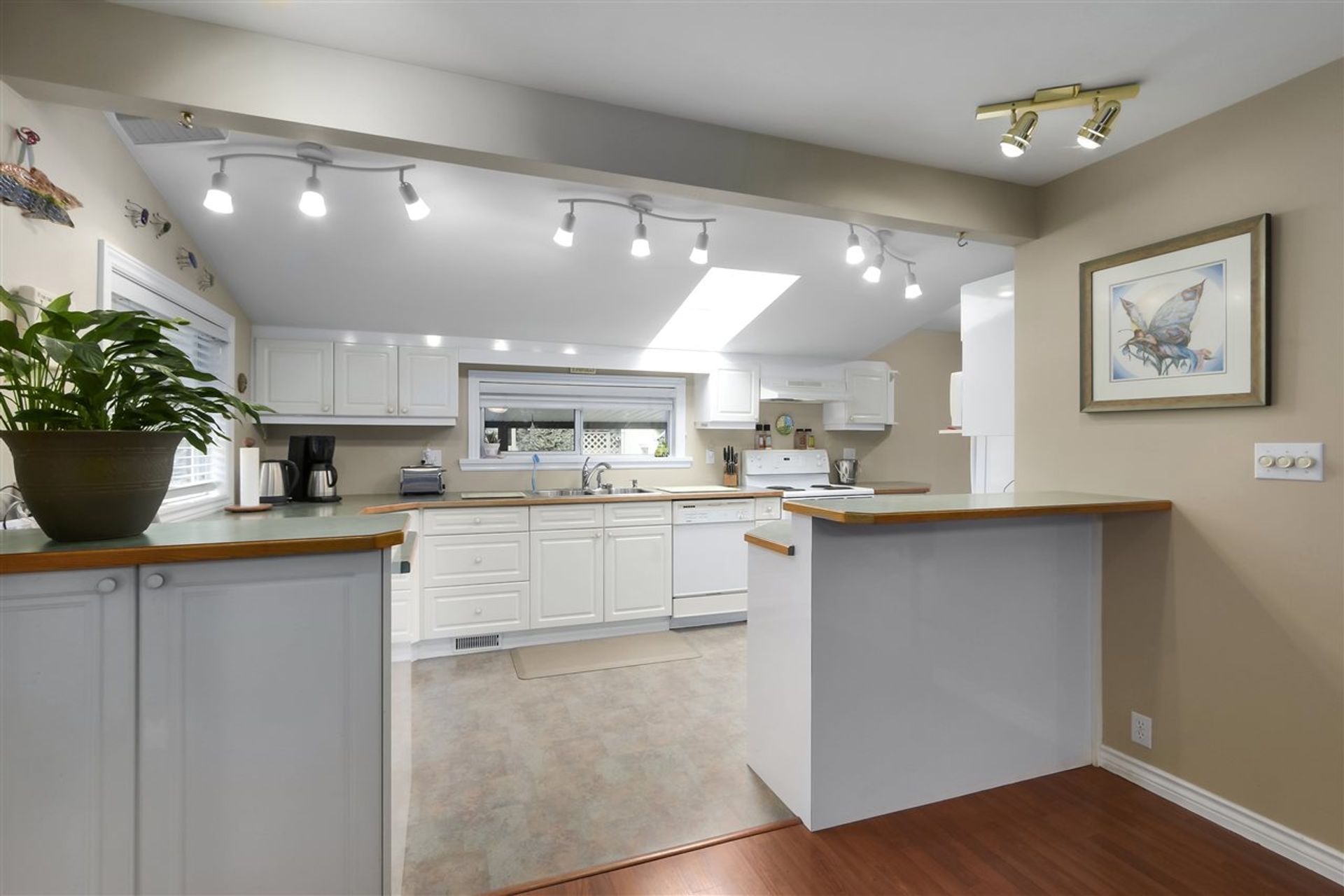 79685 at 1650 Deep Cove Road, North Vancouver