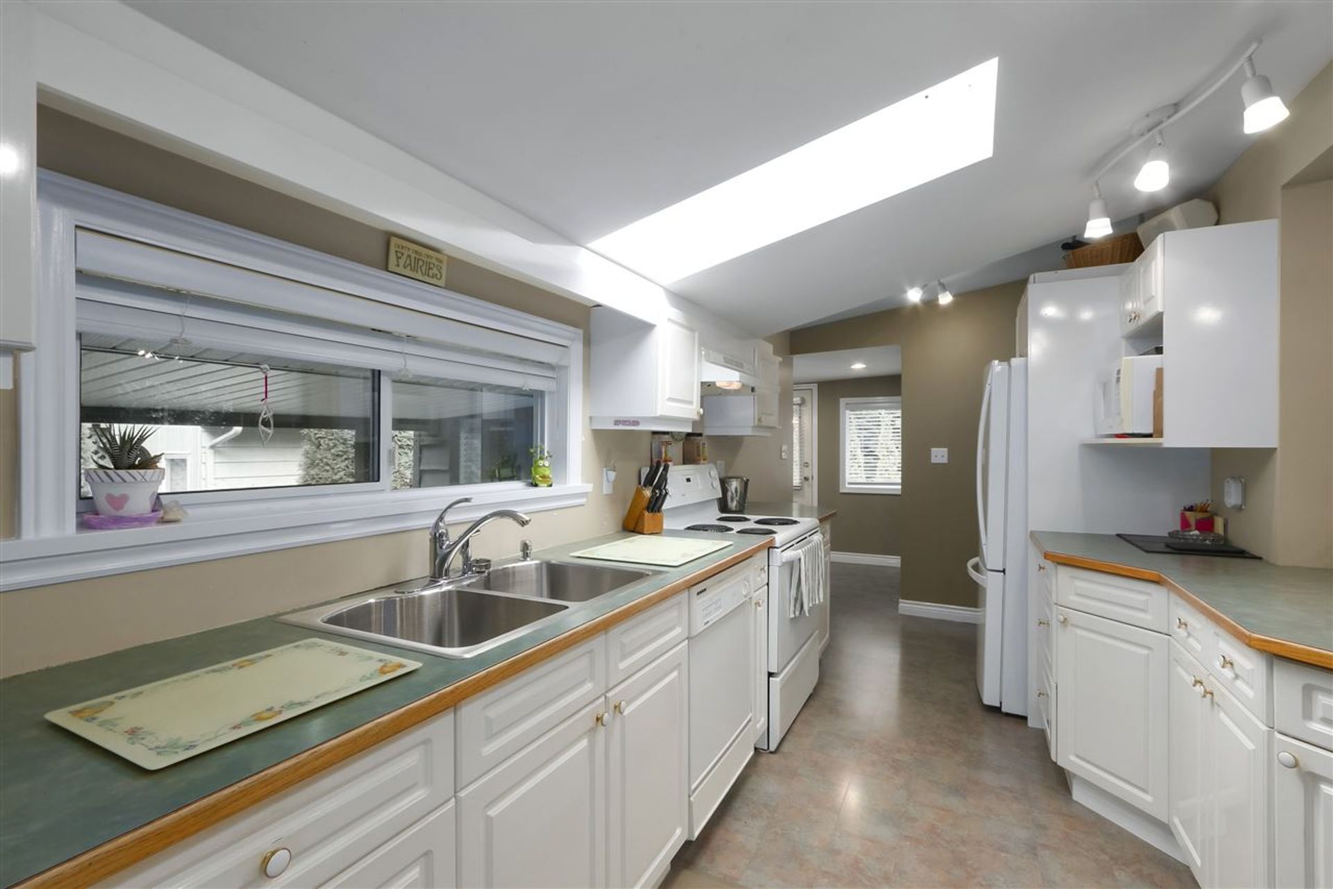 79689 at 1650 Deep Cove Road, North Vancouver