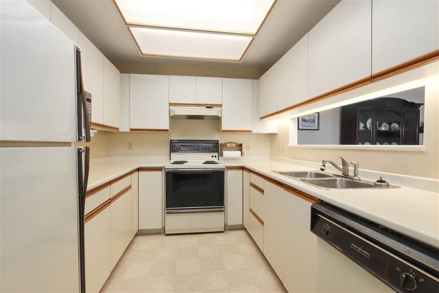 81813 at 301 - 2800 Chesterfield Avenue, North Vancouver