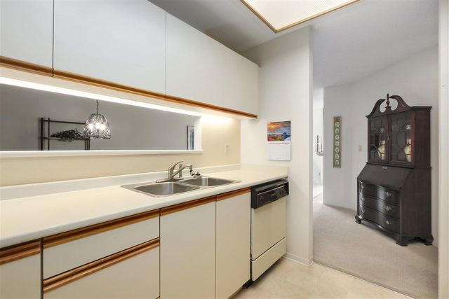 81817 at 301 - 2800 Chesterfield Avenue, North Vancouver