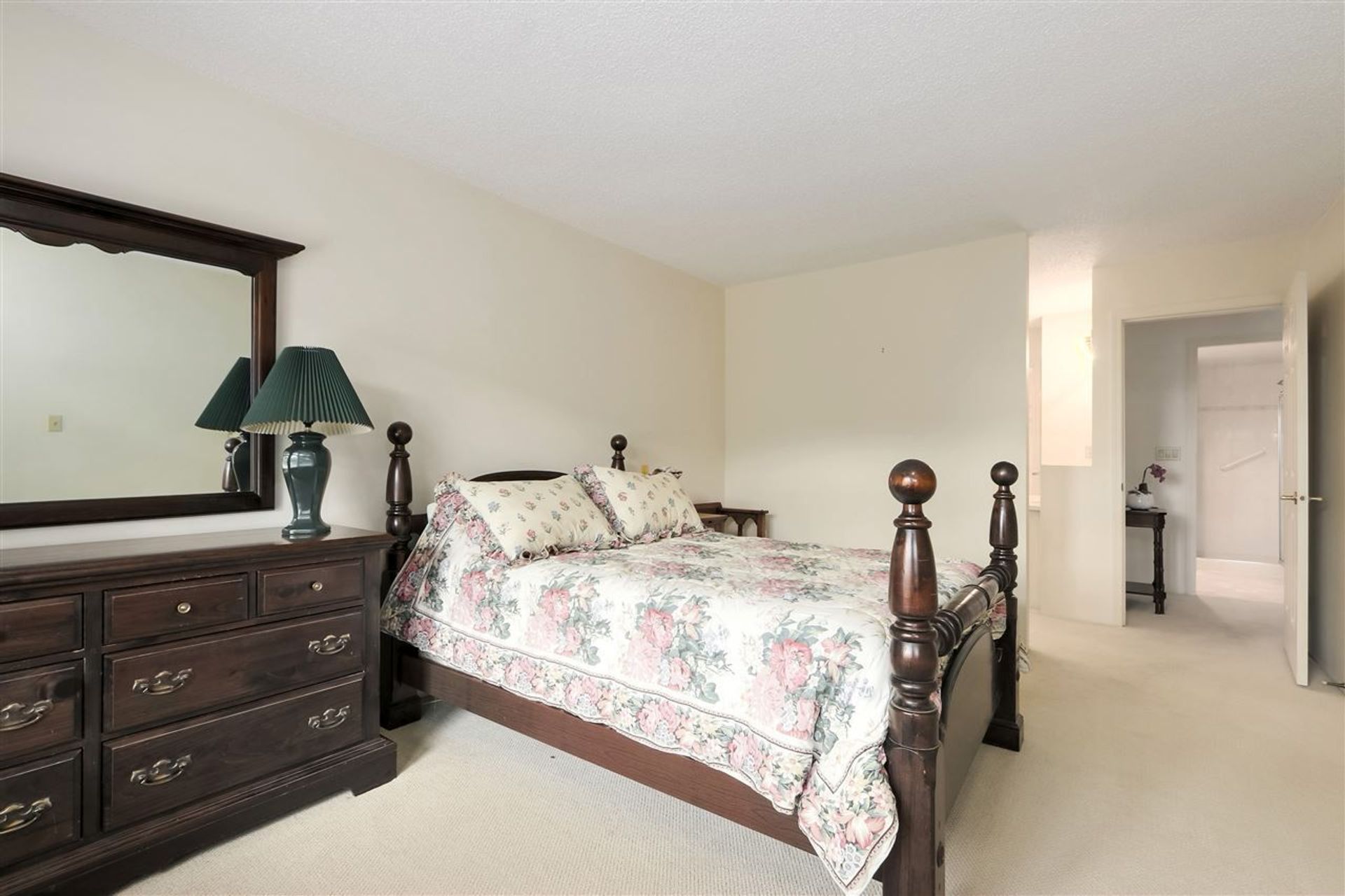 81833 at 301 - 2800 Chesterfield Avenue, North Vancouver