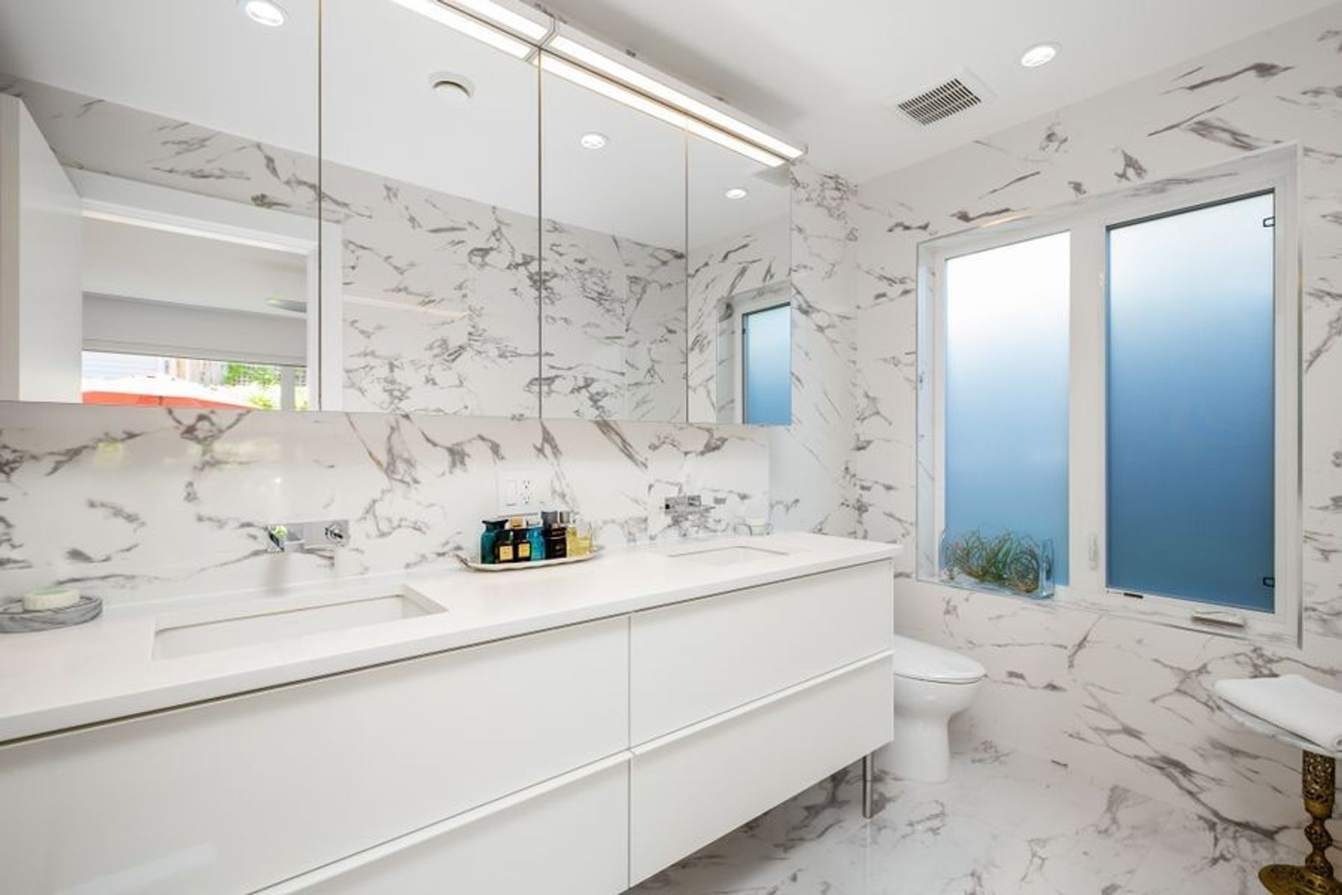 84300 at 350 5th Street E, North Vancouver