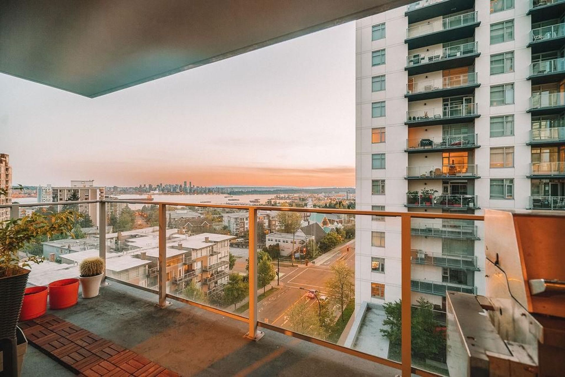 86830 at 806 - 158 13th Street W, North Vancouver