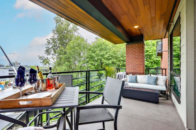 723-w-3rd-street-harbourside-nor at 424 - 723 W 3rd Street, Harbourside, North Vancouver