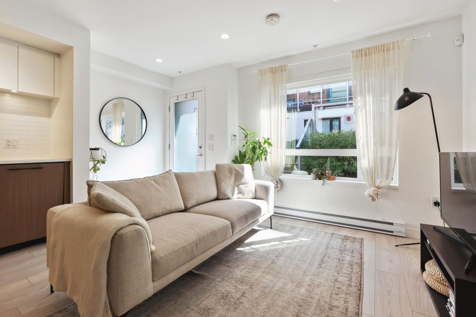 218 - 311 E 16 Avenue0