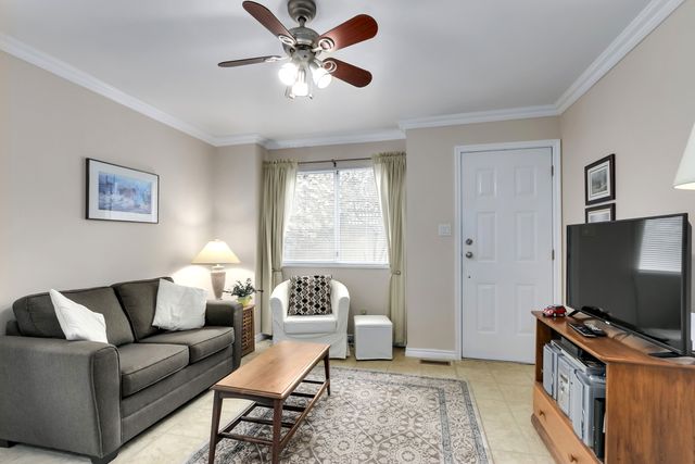 88366 at 261 16th Street W, North Vancouver