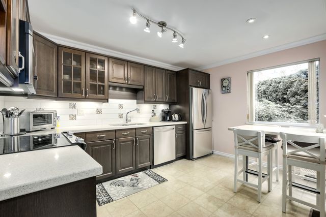 88371 at 261 16th Street W, North Vancouver