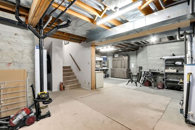 88406 at 261 16th Street W, North Vancouver