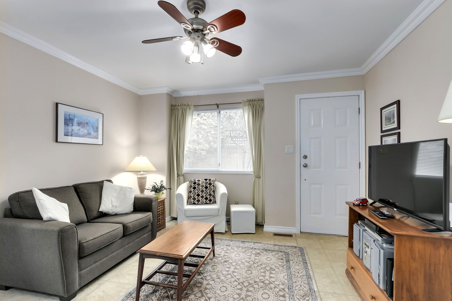 88366 at 261 16th Street W, North Vancouver