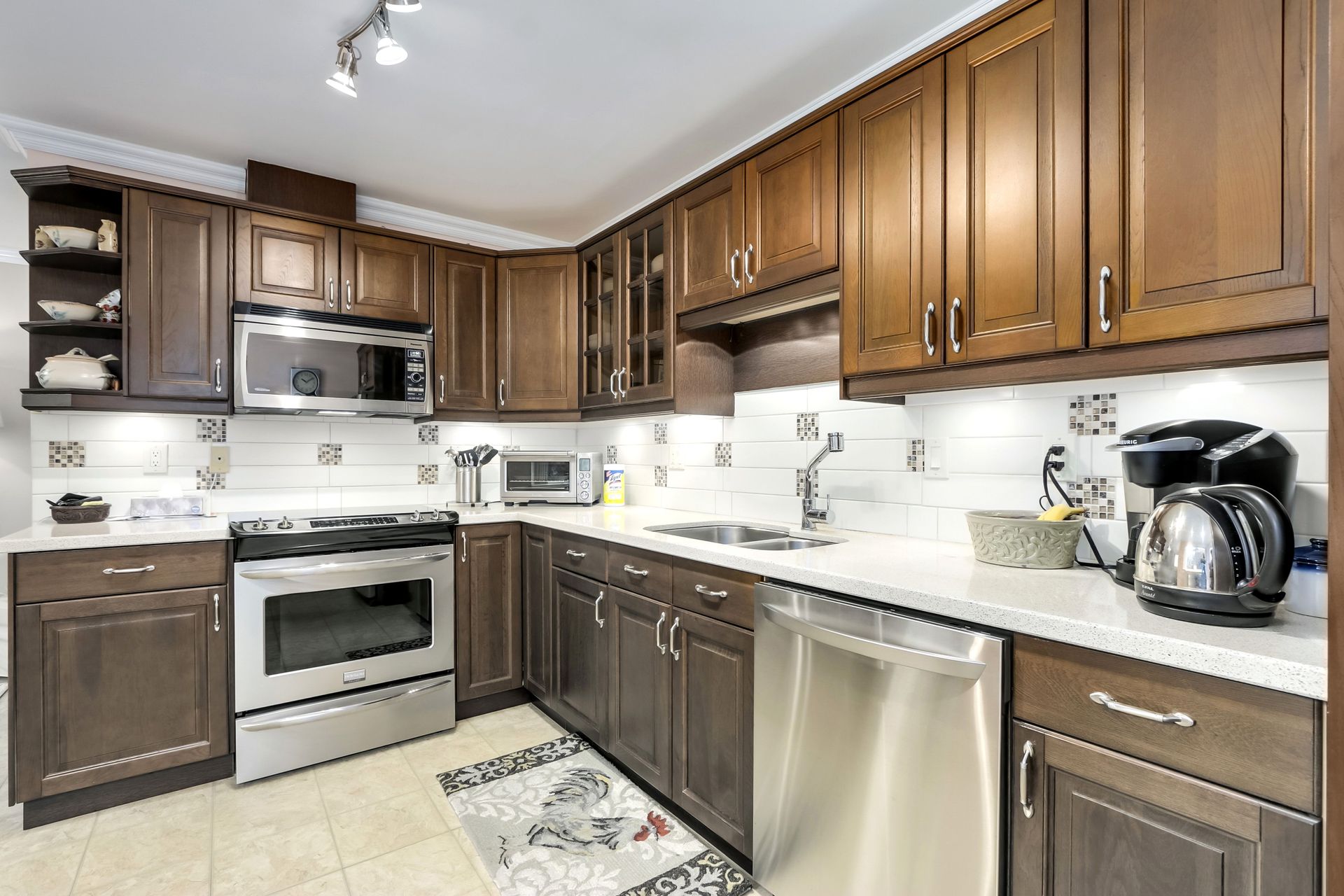 88376 at 261 16th Street W, North Vancouver