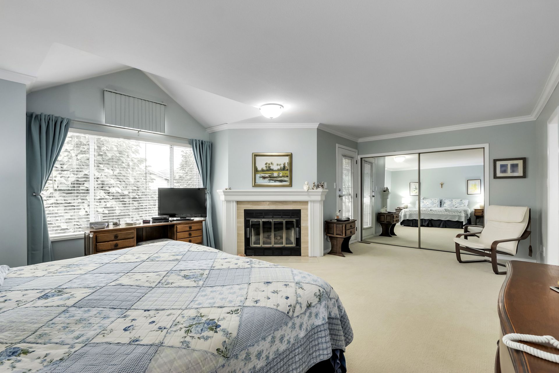 88396 at 261 16th Street W, North Vancouver