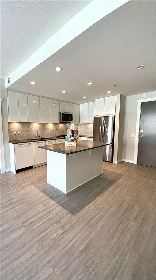 89982 at 402 - 2663 Library Lane, North Vancouver