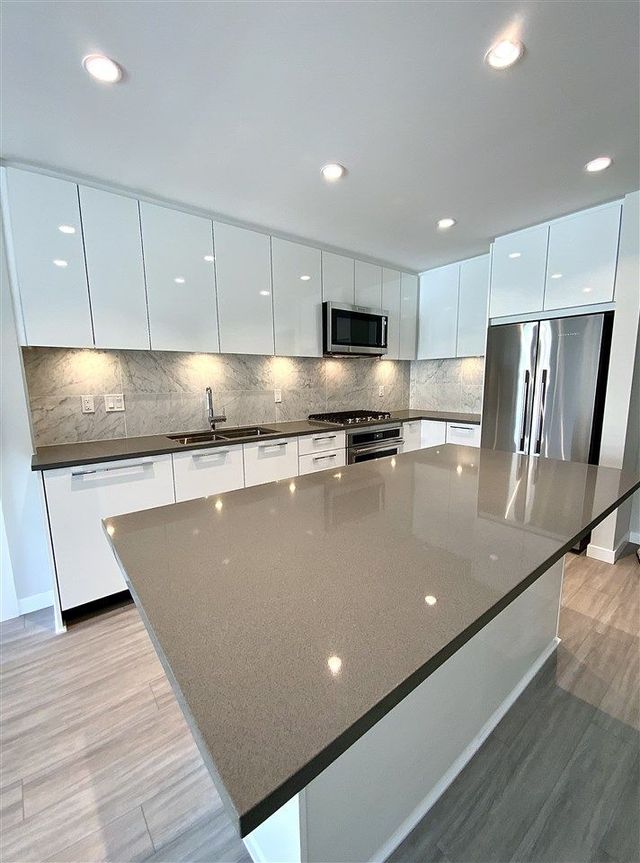 89986 at 402 - 2663 Library Lane, North Vancouver