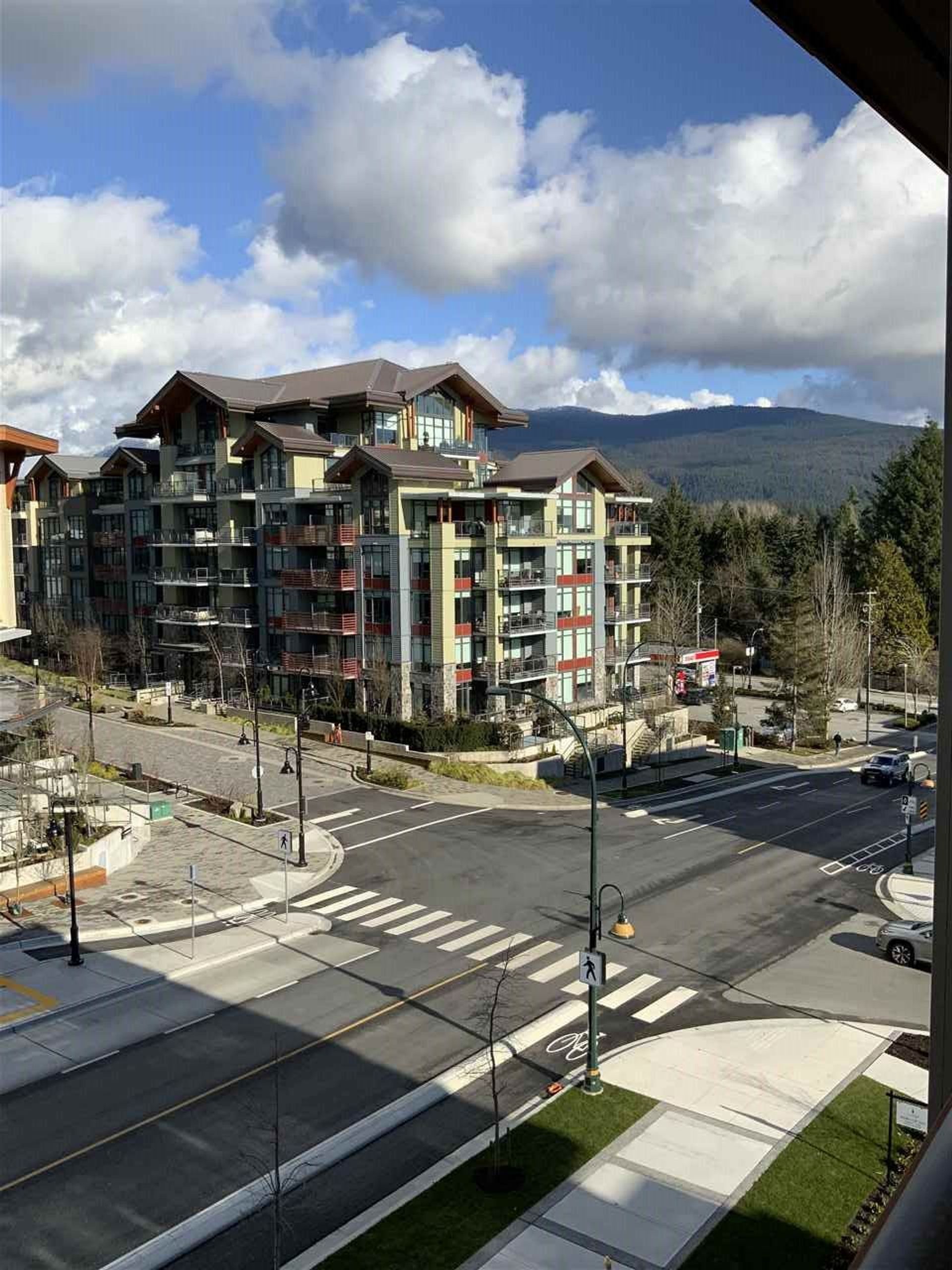 90022 at 402 - 2663 Library Lane, North Vancouver